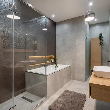 Buenos Boutique - Superb Location, Ac, 2 Bathrooms Budapeşte