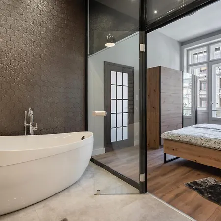 Buenos Boutique - Superb Location, Ac, 2 Bathrooms Budapeşte
